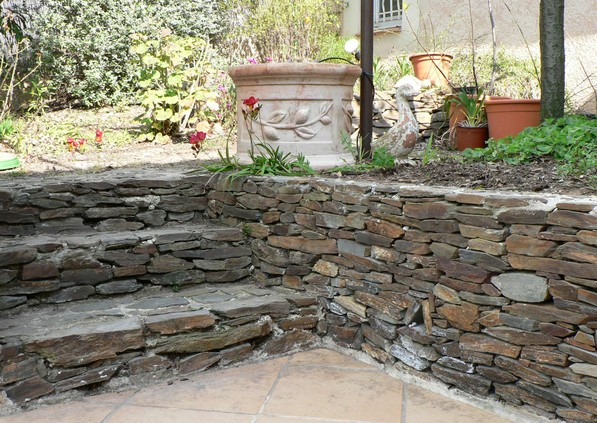 marches et mur en pierres